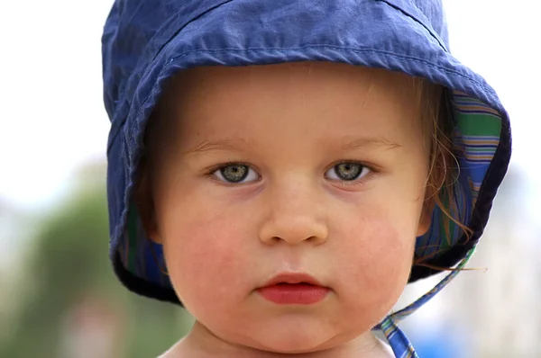 Baby-zoontje in een hoed in park — Stockfoto