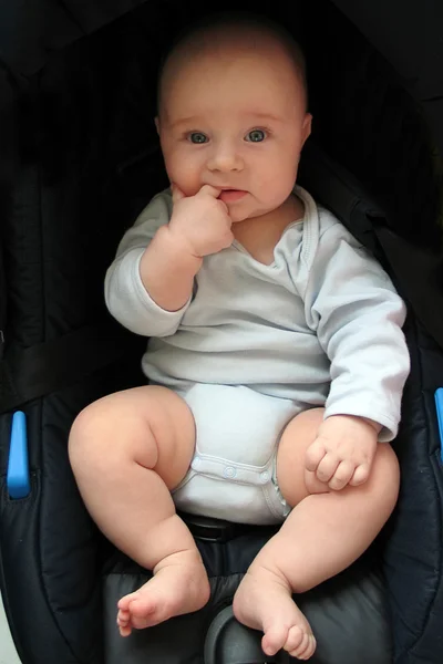 5 Monate alter Junge im Kindersitz — Stockfoto