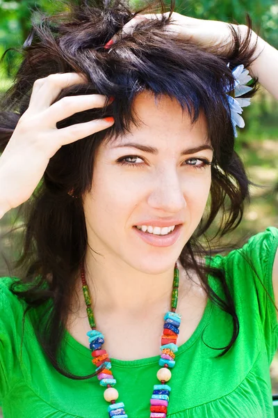 Portrét ženy s rukama na vlasy — Stock fotografie