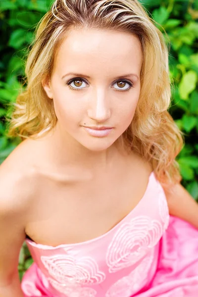 Egy fiatal nő, egy a rózsaszín ruhák — Stock Fotó