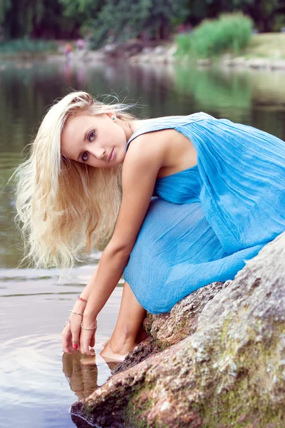 De jonge vrouw in de buurt van lake — Stockfoto
