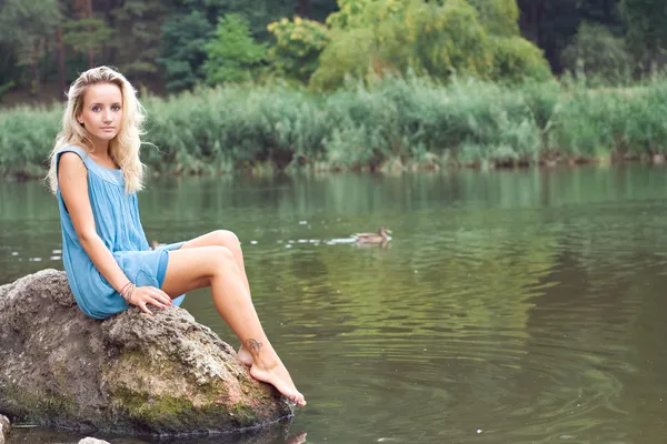 Молодая женщина возле озера — стоковое фото