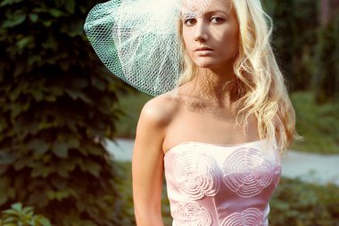 pembe elbise, genç bir kadın