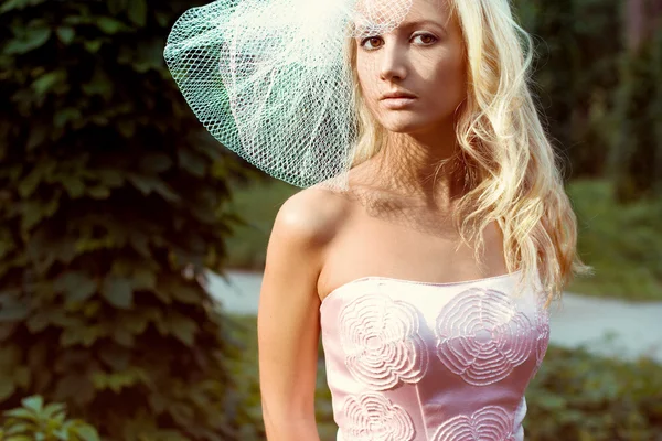 Egy fiatal nő, egy a rózsaszín ruhák — Stock Fotó