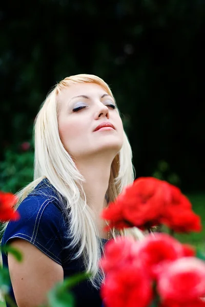 Uma mulher com flores — Fotografia de Stock