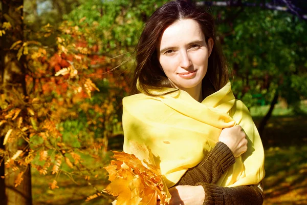 En kvinde i efterårssæsonen - Stock-foto