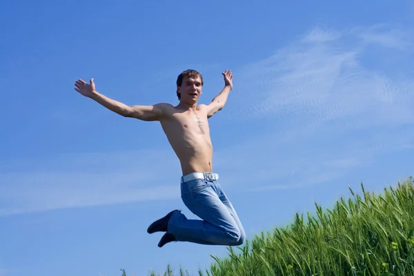 O homem salta sobre o trigo — Fotografia de Stock