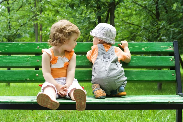 小さな男の子と女の子 — ストック写真