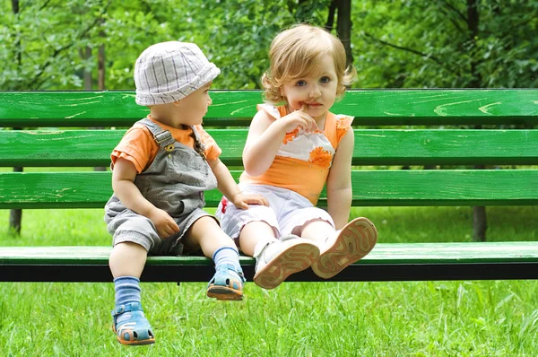小さな男の子と女の子 — ストック写真