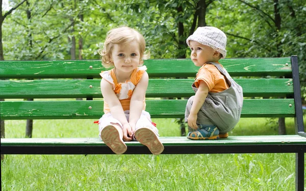 Der kleine Junge und das kleine Mädchen — Stockfoto