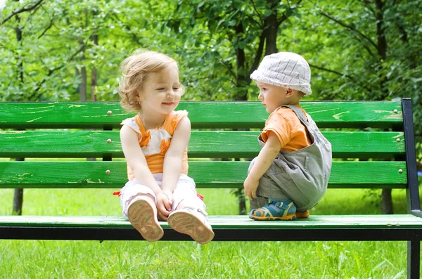Маленький хлопчик і дівчинка — стокове фото