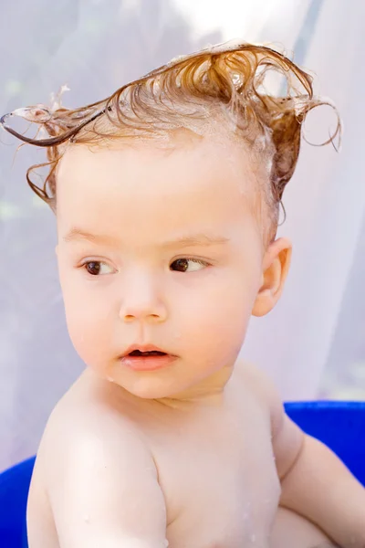 Le bébé savonné par le shampooing — Photo