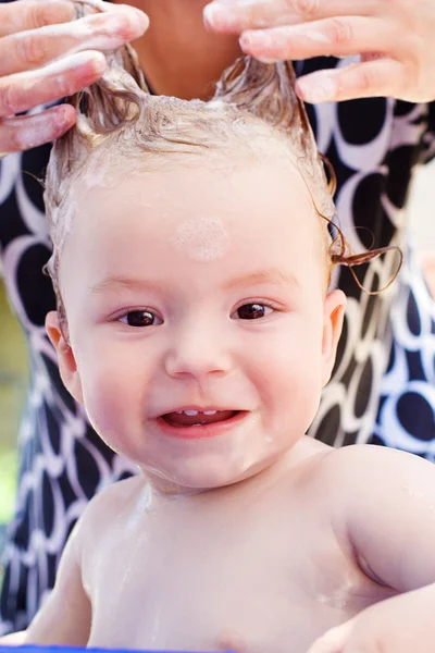 De baby soaped door shampoo — Stockfoto