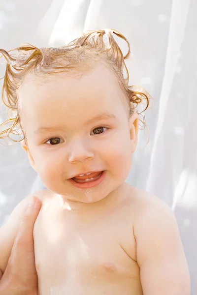 Das Baby mit Shampoo eingeseift — Stockfoto