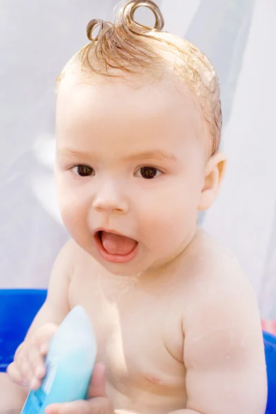 O bebê ensaboado por xampu — Fotografia de Stock