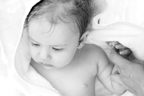 Bebek doğduktan sonra banyo — Stok fotoğraf