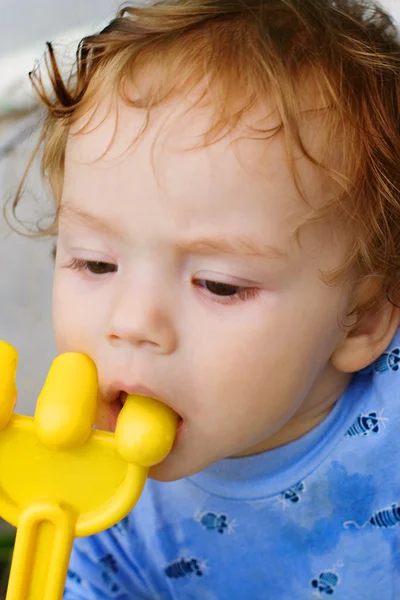 Malý chlapec s hračkou — Stock fotografie
