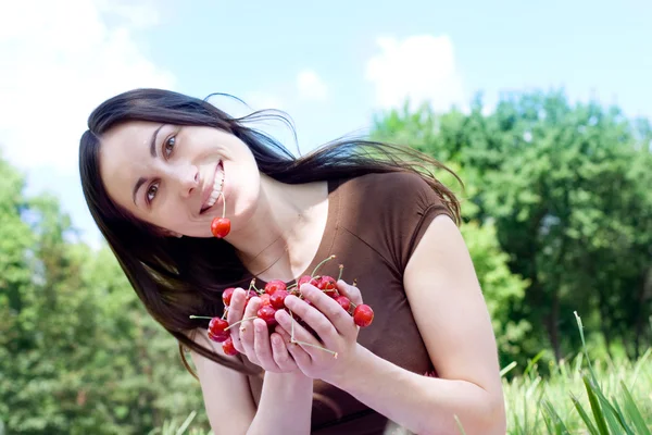 年轻的女人用樱桃 — 图库照片