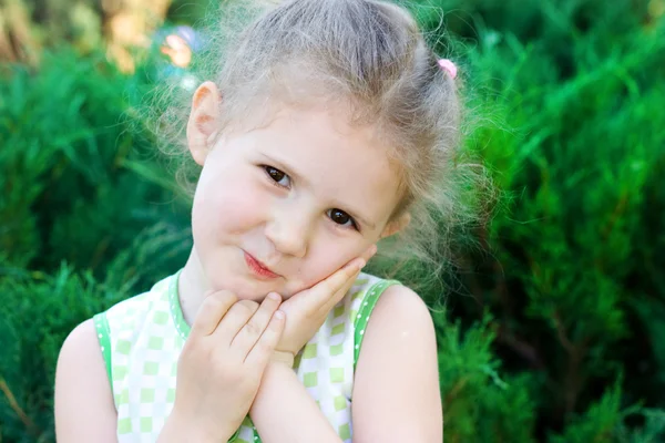 La niña emocionalmente pequeña —  Fotos de Stock