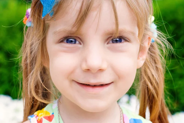 La hermosa chica con los ojos azules — Foto de Stock