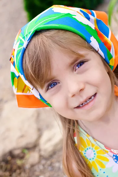 A menina bonita com olhos azuis — Fotografia de Stock
