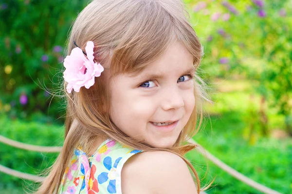 Krásná dívka s modrýma očima — Stock fotografie