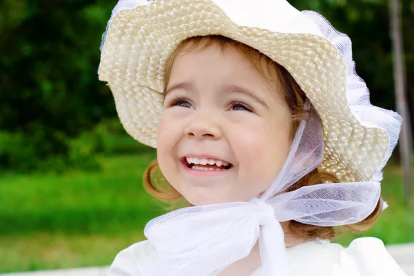 Malá dívka v klobouku na povaze — Stock fotografie