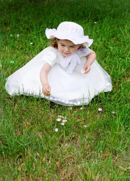 Malá dívka v klobouku na povaze — Stock fotografie