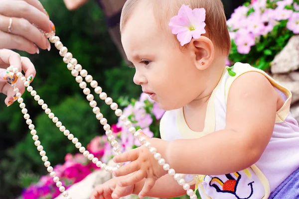 La bambina con un ornamento — Foto Stock