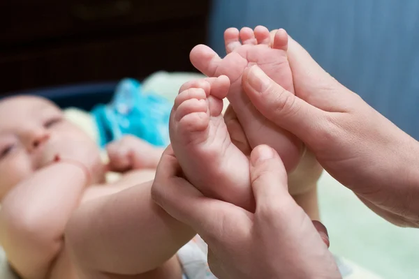 A pernas de massa do bebê — Fotografia de Stock