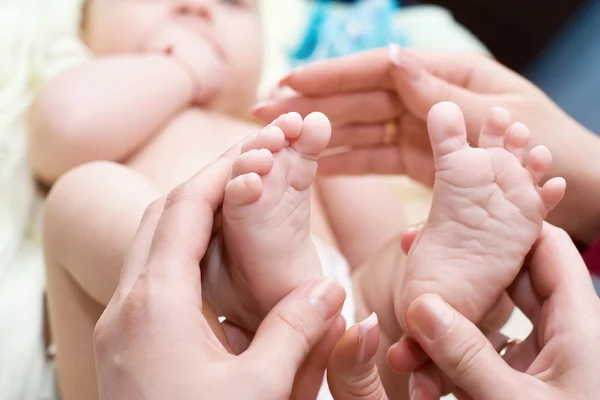 To mass legs of the baby — Stock Photo, Image