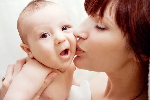 Baby med mamma — Stockfoto