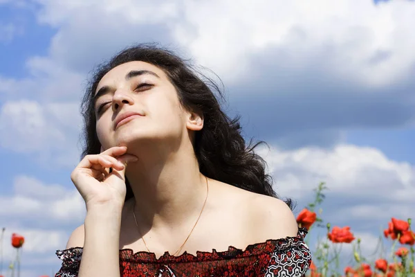 Portrait to the girl in poppies — Stock Photo, Image