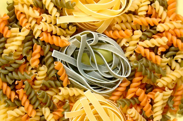 Fusilli and tagliatelle pasta — Stock Photo, Image