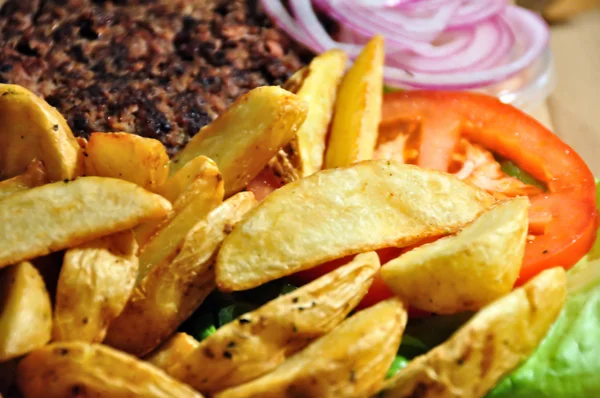 Burger och pommes frites — Stockfoto