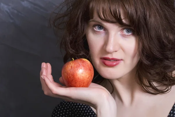 Vakker kvinne med eple – stockfoto