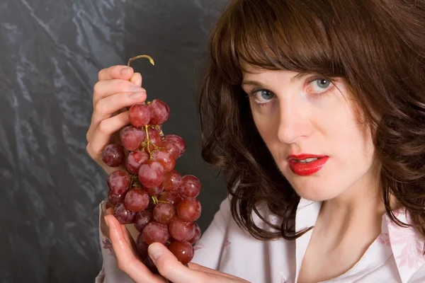 The girl with grapes — Stock Photo, Image