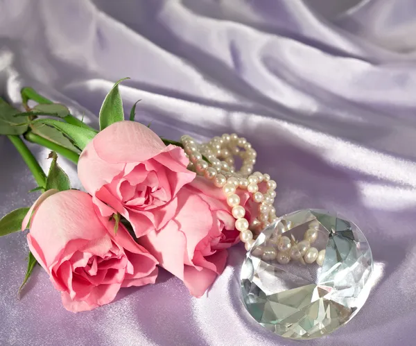 Rosebuds and diamond and pearls — Stock Photo, Image