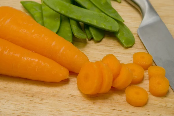 Zanahorias y guisantes — Foto de Stock