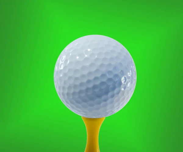 Мяч для гольфа готов к удару — стоковое фото
