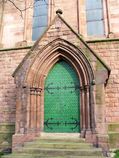 Una puerta imponente con clavos de metal — Foto de Stock