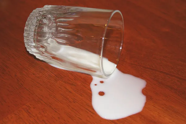 Verschüttete Milch — Stockfoto