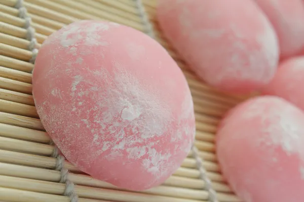 Růžový japonské rýžové koláčky na bambusové rohoži Royalty Free Stock Obrázky