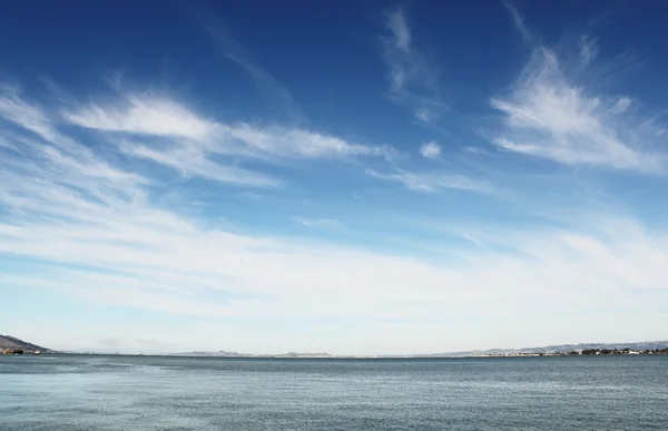 Deniz üzerinde mavi gökyüzü — Stok fotoğraf