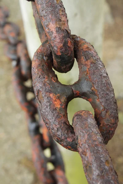 Large rusted metal chain — Stock Photo, Image