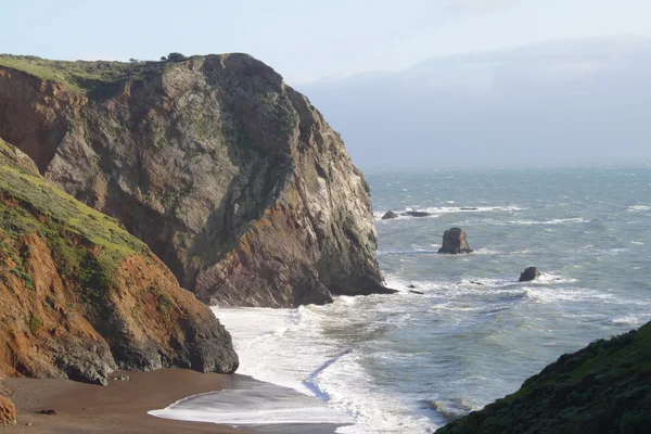 ビーチ、海や崖と海の風景 — ストック写真