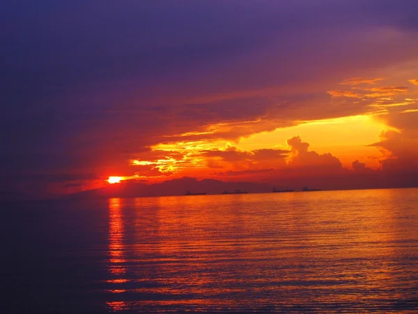 Φημισμένο ηλιοβασίλεμα στον κόλπο της Μανίλα — Φωτογραφία Αρχείου