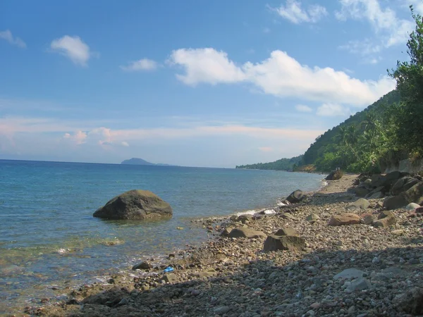 Rotsachtig strand in Leyte op het eiland — Stockfoto