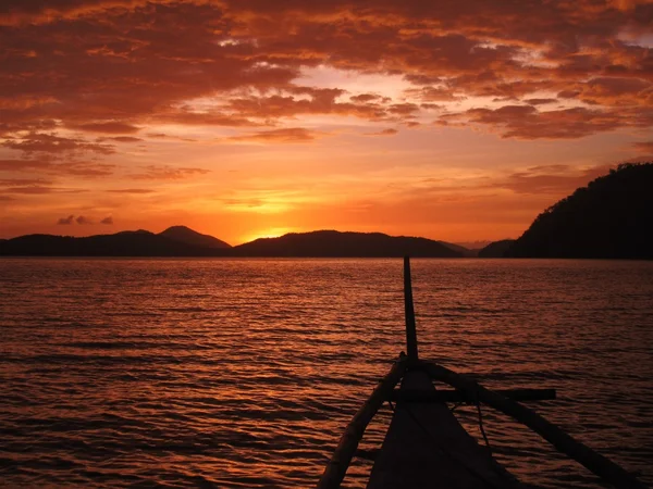 在巴拉望岛的红色夕阳 — 图库照片