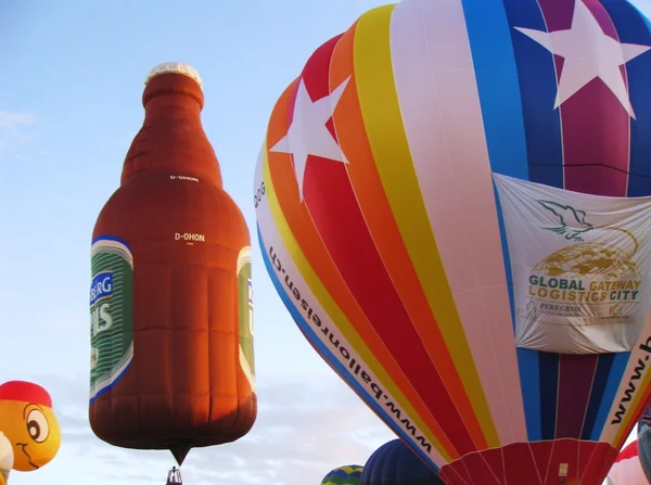Bottle hot air balloon ready to be lifte — Stock Photo, Image